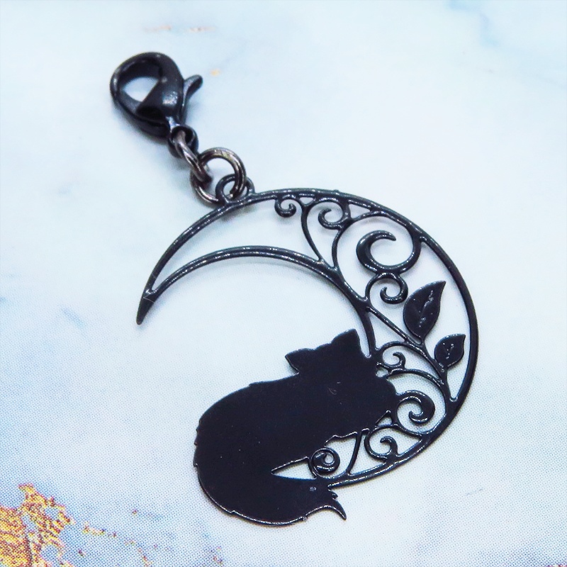 マスク・スマホチャーム ブラックカラー 三日月でくつろぐ猫 シルエットモチーフのチャーム 金具変更可