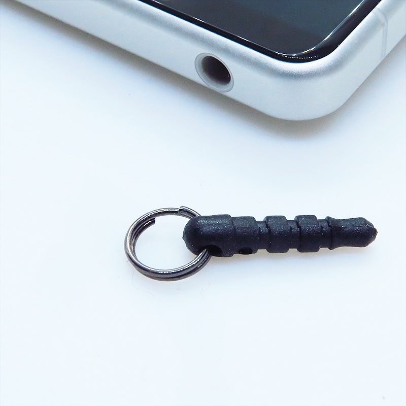 マスク・スマホチャーム ブラックカラー 三日月でくつろぐ猫 シルエットモチーフのチャーム 金具変更可