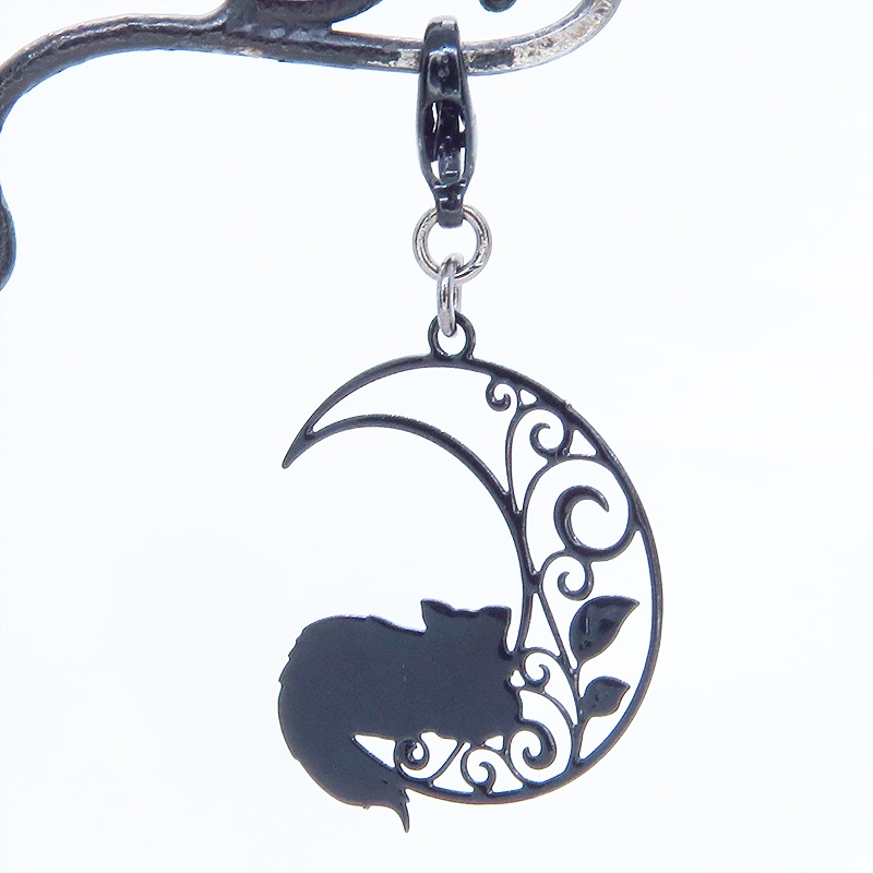 マスク・スマホチャーム ブラックカラー 三日月でくつろぐ猫 シルエットモチーフのチャーム 金具変更可