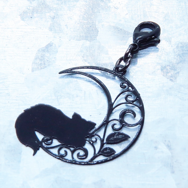 マスク・スマホチャーム ブラックカラー 三日月でくつろぐ猫 シルエットモチーフのチャーム 金具変更可