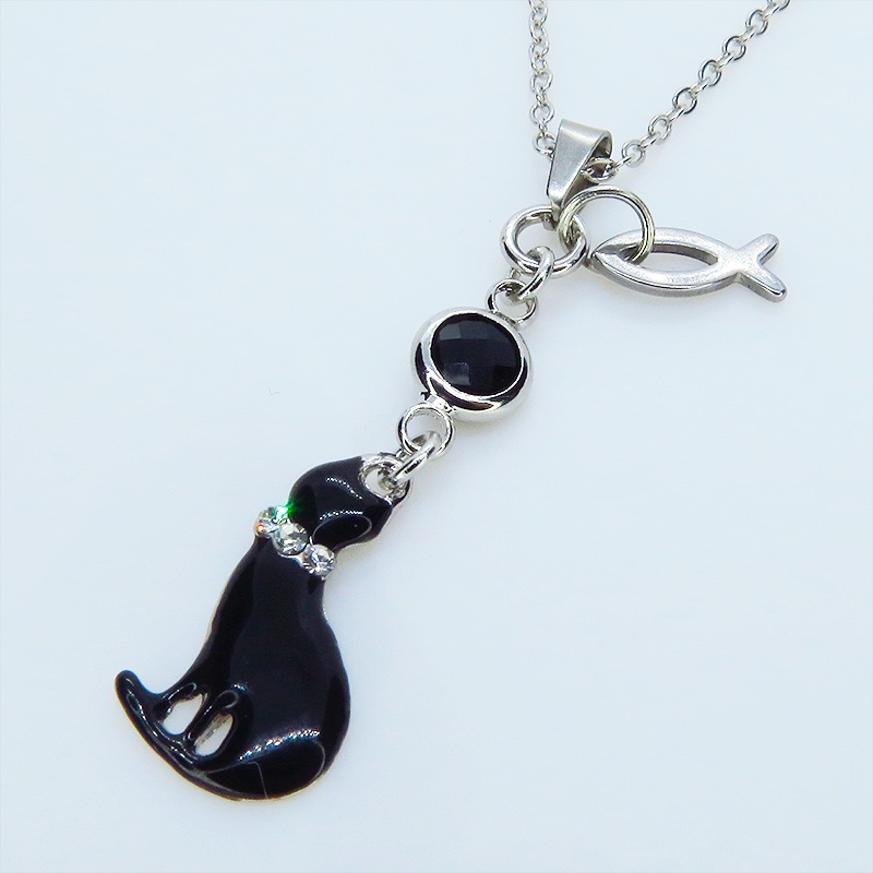 ラインストーンのリボンのついた黒猫チャームにお魚を添えた大人可愛いネックレス ブラックラインストーン ステンレス可
