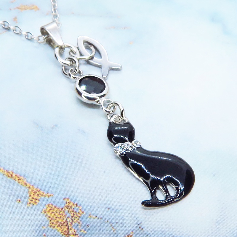 ラインストーンのリボンのついた黒猫チャームにお魚を添えた大人可愛いネックレス ブラックラインストーン ステンレス可