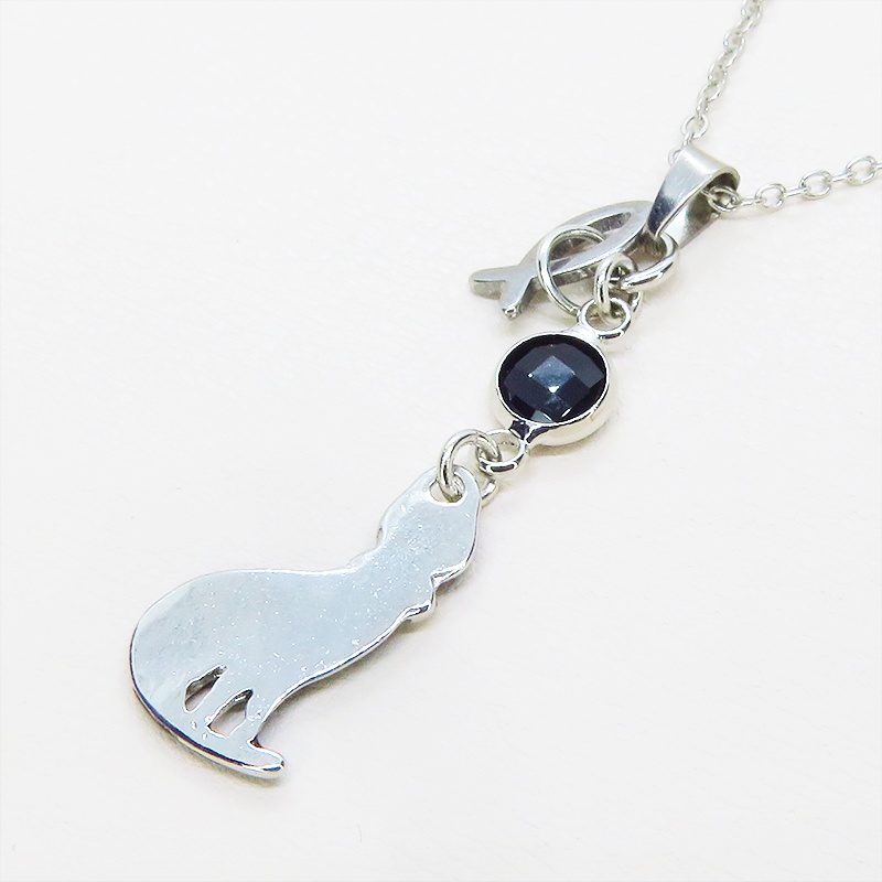 ラインストーンのリボンのついた黒猫チャームにお魚を添えた大人可愛いネックレス ブラックラインストーン ステンレス可