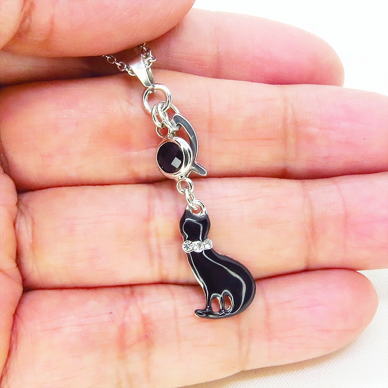 ラインストーンのリボンのついた黒猫チャームにお魚を添えた大人可愛いネックレス ブラックラインストーン ステンレス可