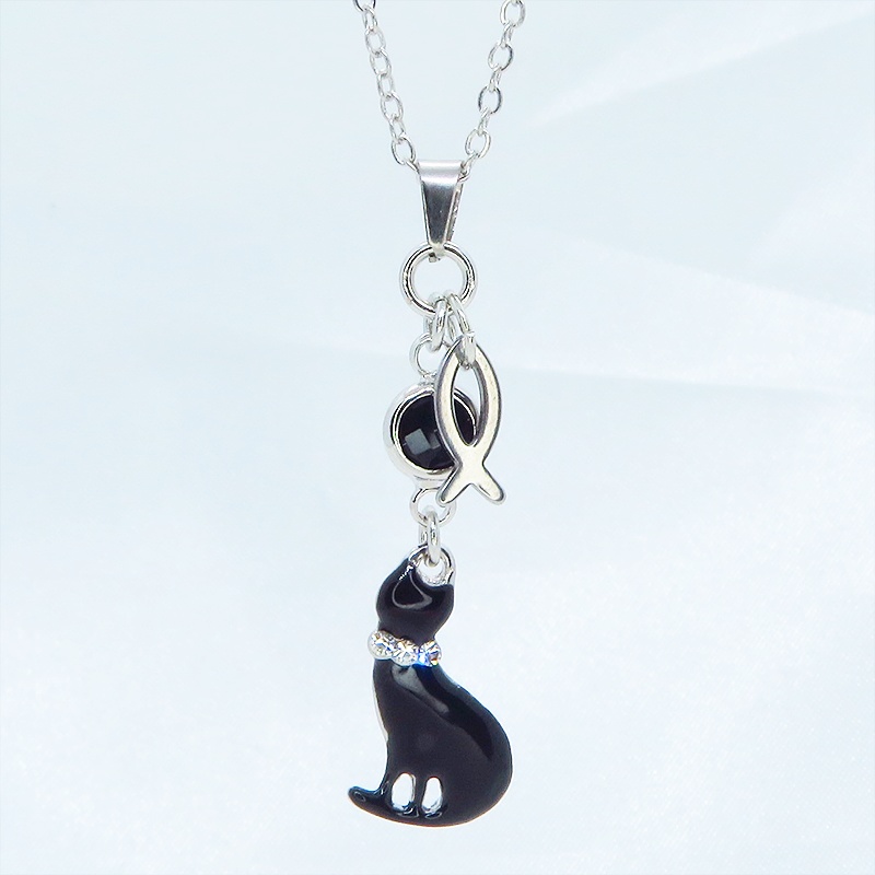 ラインストーンのリボンのついた黒猫チャームにお魚を添えた大人可愛いネックレス ブラックラインストーン ステンレス可