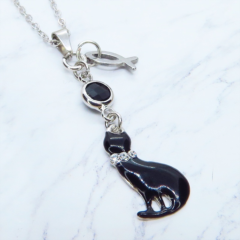 ラインストーンのリボンのついた黒猫チャームにお魚を添えた大人可愛いネックレス ブラックラインストーン ステンレス可