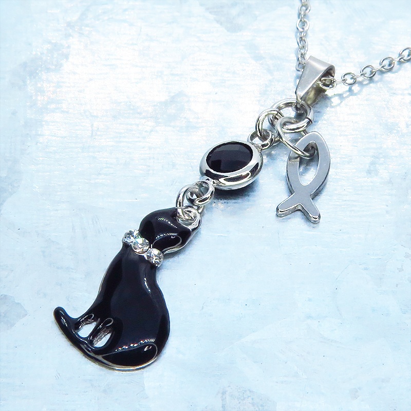 ラインストーンのリボンのついた黒猫チャームにお魚を添えた大人可愛いネックレス ブラックラインストーン ステンレス可