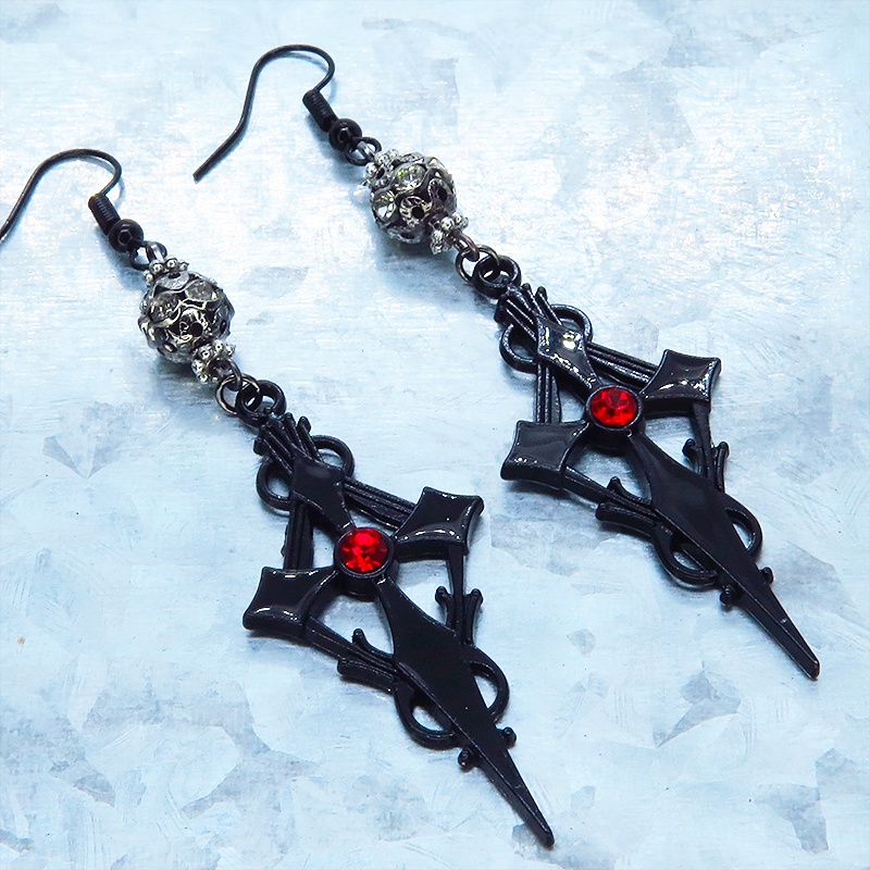 ブラックカラーに輝くゴシック調十字架(クロス)ピアス ロザリオ パンク ロック メタル ブラック