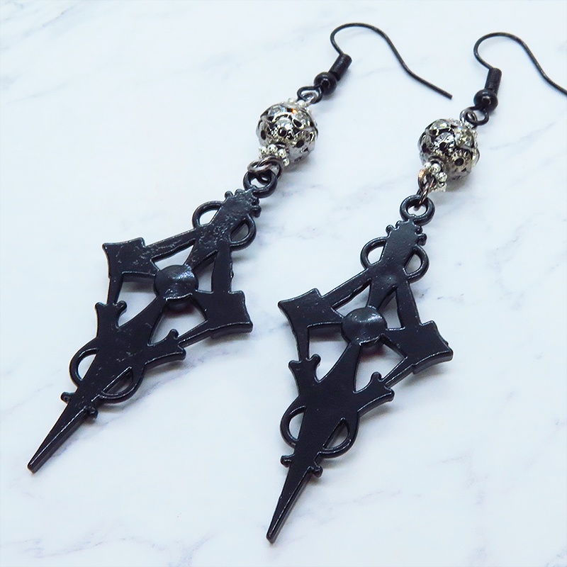 ブラックカラーに輝くゴシック調十字架(クロス)ピアス ロザリオ パンク ロック メタル ブラック