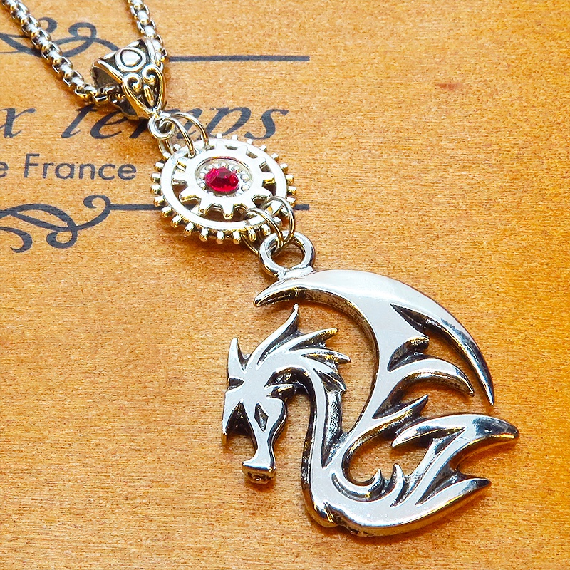 フライングドラゴン 龍のシルエットモチーフと歯車を組合せたネックレス ステンレスチェーン50cm スワロフスキー