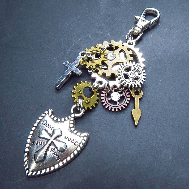 スチームパンク風 アンティークシルバー 盾と歯車を組合せた重厚感のあるキーホルダー 金具変更可