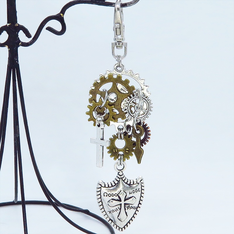 スチームパンク風 アンティークシルバー 盾と歯車を組合せた重厚感のあるキーホルダー 金具変更可