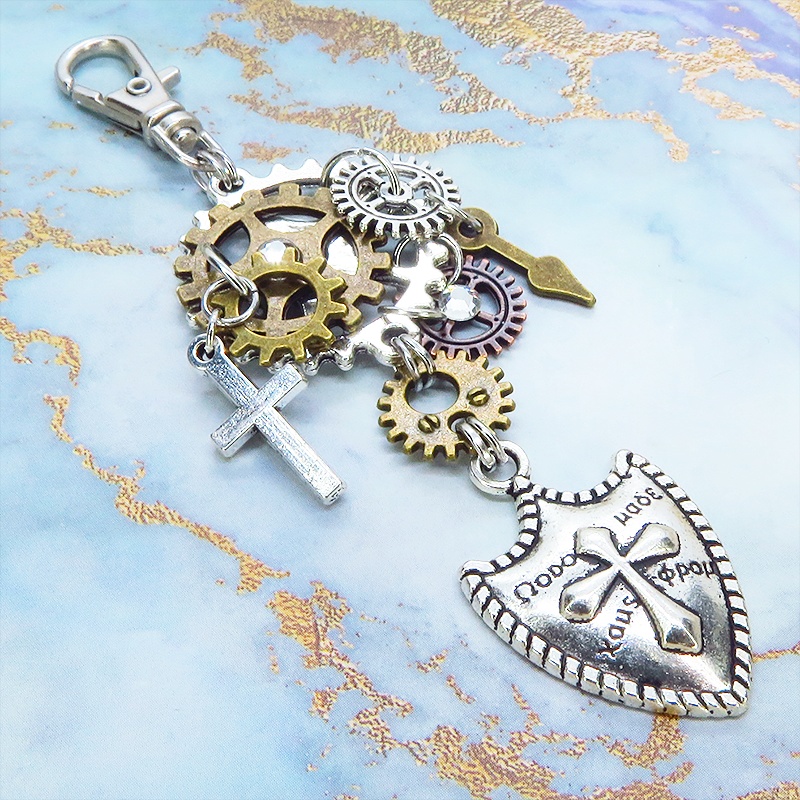 スチームパンク風 アンティークシルバー 盾と歯車を組合せた重厚感のあるキーホルダー 金具変更可