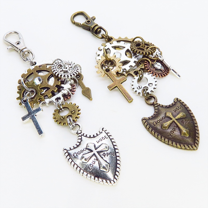 スチームパンク風 アンティークシルバー 盾と歯車を組合せた重厚感のあるキーホルダー 金具変更可