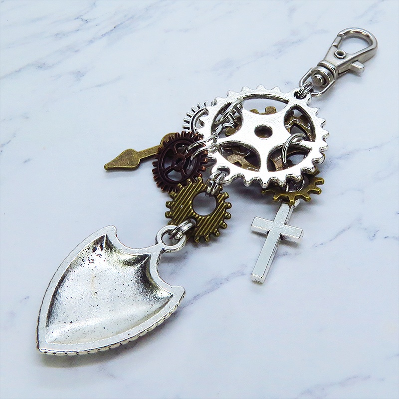 スチームパンク風 アンティークシルバー 盾と歯車を組合せた重厚感のあるキーホルダー 金具変更可