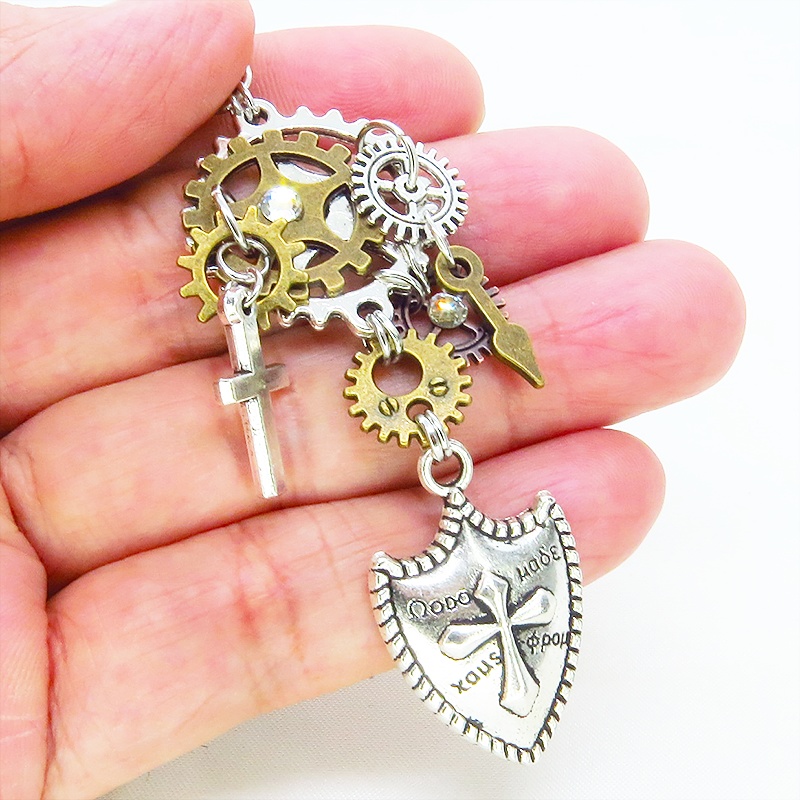 スチームパンク風 アンティークシルバー 盾と歯車を組合せた重厚感のあるキーホルダー 金具変更可