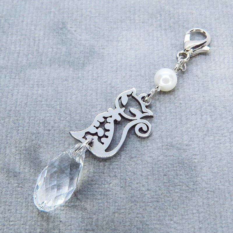 マスク・スマホチャーム シルバーカラー ステンレス製ダイカット猫モチーフとクリスタルガラスのチャーム 金具変更可 ジャックピン追加可