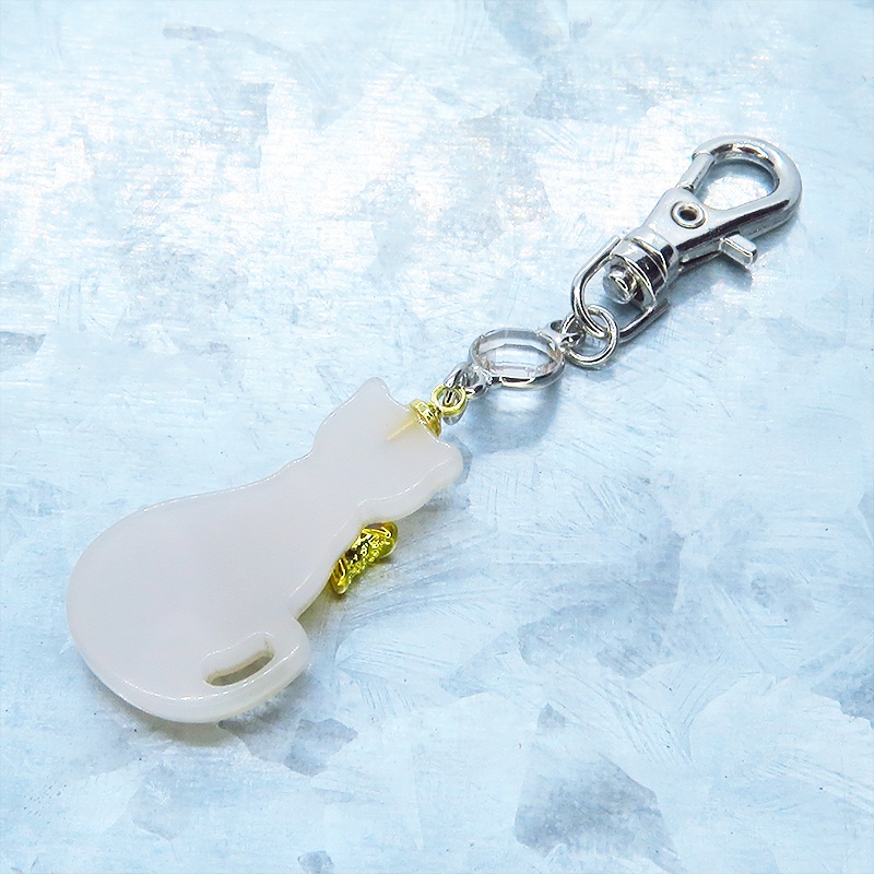 ゴールドカラーリボン付きの白猫シルエットモチーフとラインストーンのキーホルダー 金具変更可