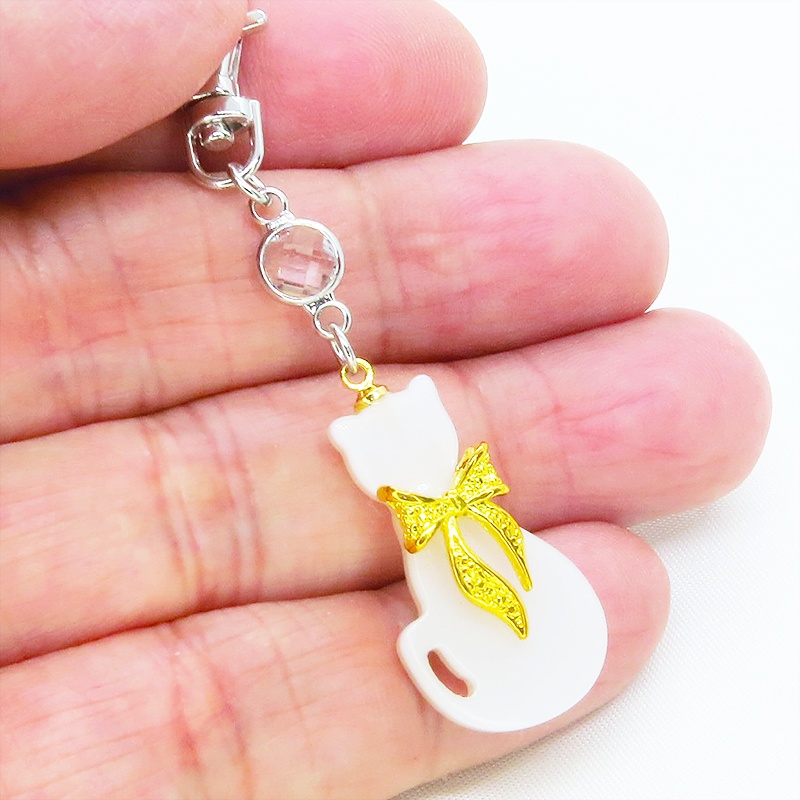 ゴールドカラーリボン付きの白猫シルエットモチーフとラインストーンのキーホルダー 金具変更可