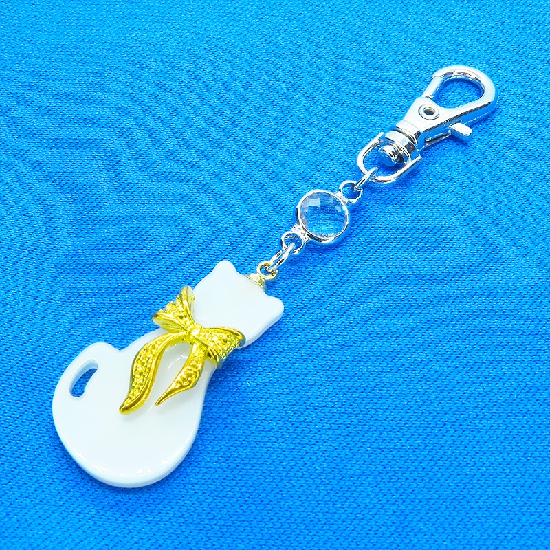 ゴールドカラーリボン付きの白猫シルエットモチーフとラインストーンのキーホルダー 金具変更可
