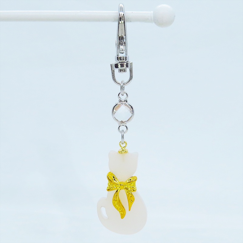 ゴールドカラーリボン付きの白猫シルエットモチーフとラインストーンのキーホルダー 金具変更可