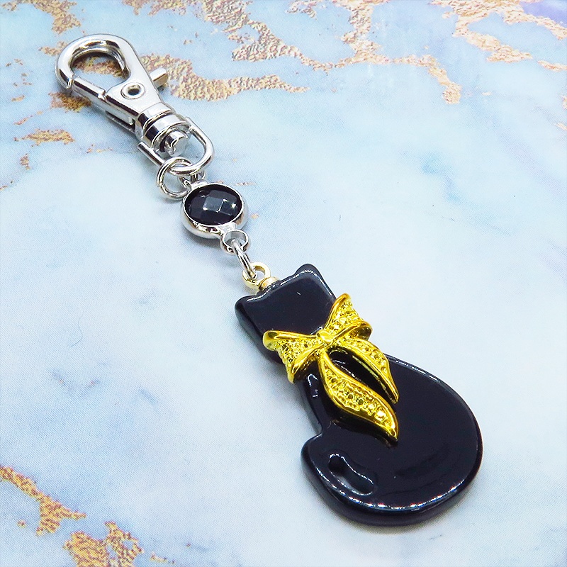 ゴールドカラーリボン付きの黒猫シルエットモチーフとラインストーンのキーホルダー 金具変更可