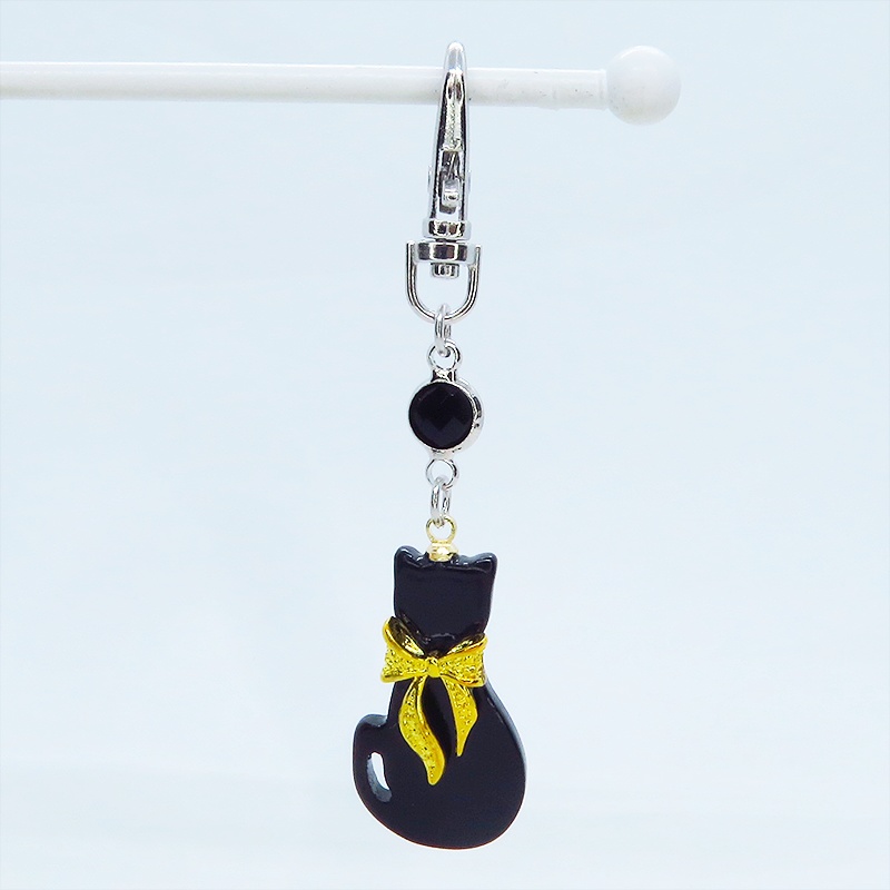 ゴールドカラーリボン付きの黒猫シルエットモチーフとラインストーンのキーホルダー 金具変更可