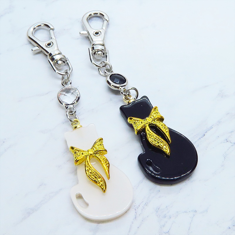 ゴールドカラーリボン付きの黒猫シルエットモチーフとラインストーンのキーホルダー 金具変更可