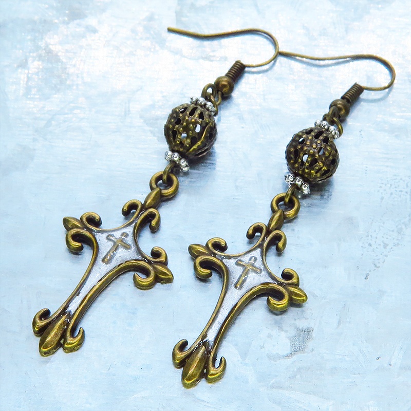 アンティークゴールド ゴシック調ロザリオ(十字架)とメタルビーズを組合せたピアス レジン
