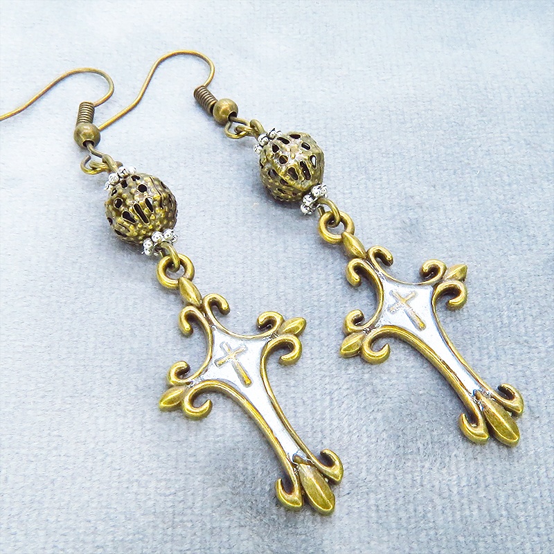 アンティークゴールド ゴシック調ロザリオ(十字架)とメタルビーズを組合せたピアス レジン