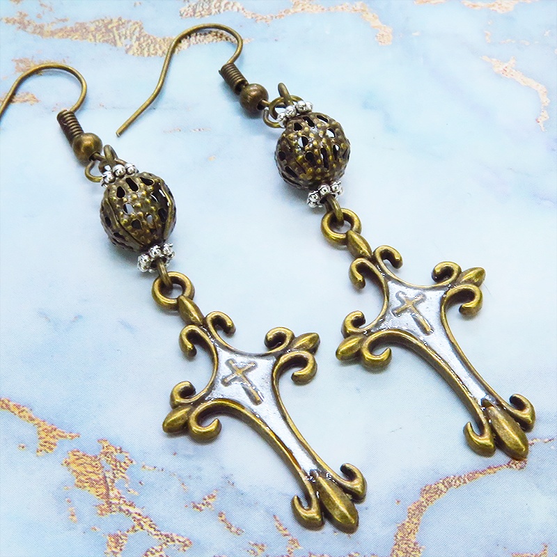 アンティークゴールド ゴシック調ロザリオ(十字架)とメタルビーズを組合せたピアス レジン