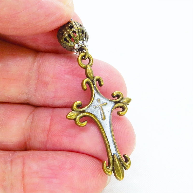 アンティークゴールド ゴシック調ロザリオ(十字架)とメタルビーズを組合せたピアス レジン