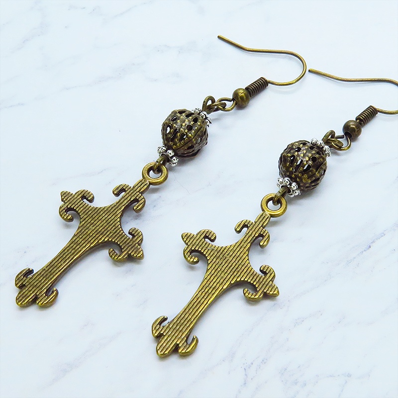 アンティークゴールド ゴシック調ロザリオ(十字架)とメタルビーズを組合せたピアス レジン