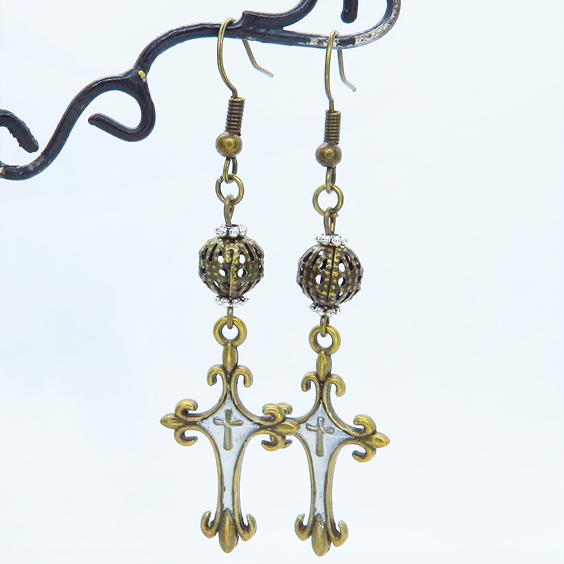 アンティークゴールド ゴシック調ロザリオ(十字架)とメタルビーズを組合せたピアス レジン