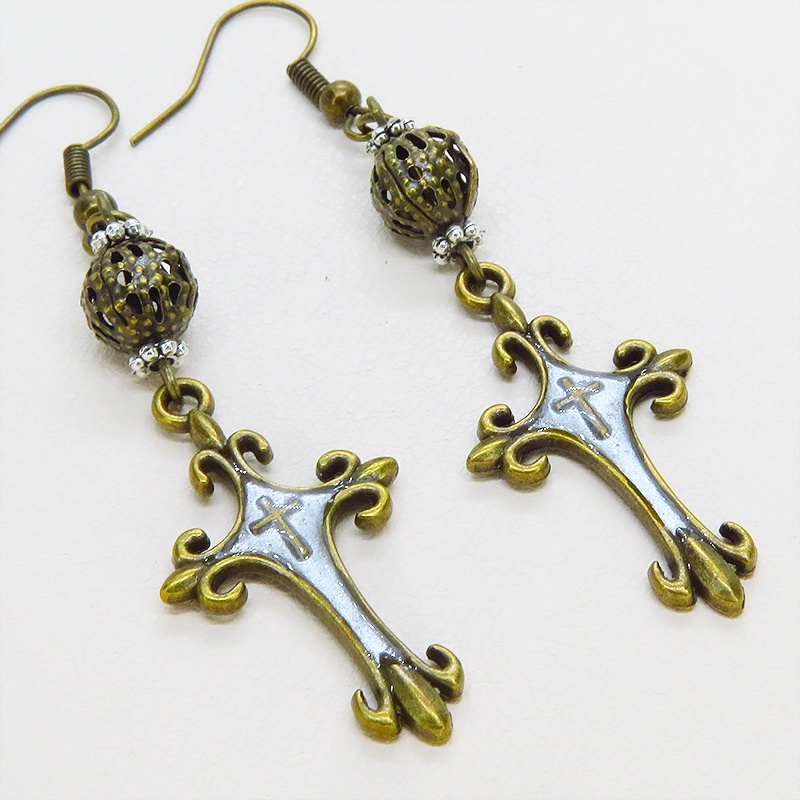 アンティークゴールド ゴシック調ロザリオ(十字架)とメタルビーズを組合せたピアス レジン