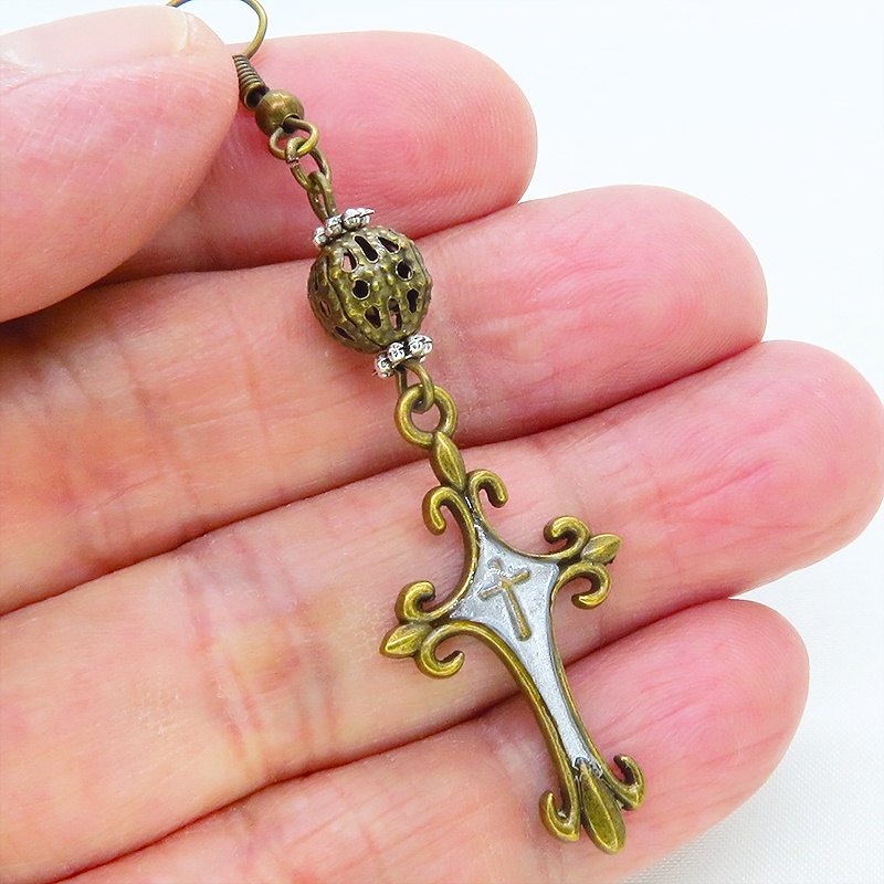 アンティークゴールド ゴシック調ロザリオ(十字架)とメタルビーズを組合せたピアス レジン
