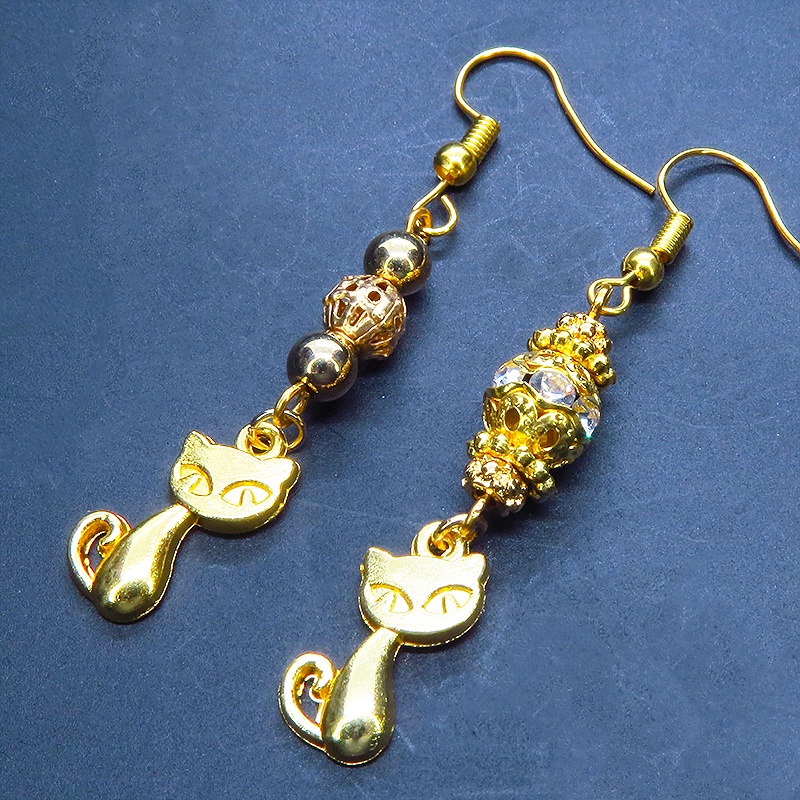 ゴールドカラー 猫とメタルビーズを組合せたコンパクトな大人可愛いアシンメトリーピアス サージカル可