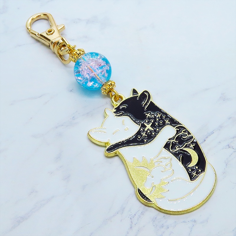 抱擁にゃんこ 白猫と黒猫が抱き合ってる可愛いチャームのキーホルダー アクアマリン・クリアのビーズ 金具変更可