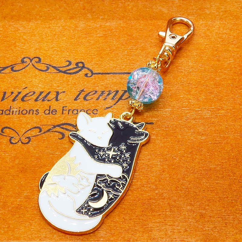 抱擁にゃんこ 白猫と黒猫が抱き合ってる可愛いチャームのキーホルダー アクアマリン・クリアのビーズ 金具変更可