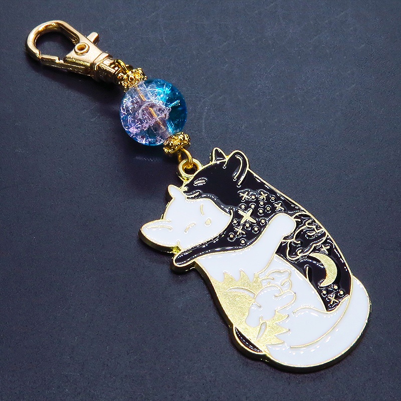 抱擁にゃんこ 白猫と黒猫が抱き合ってる可愛いチャームのキーホルダー アクアマリン・クリアのビーズ 金具変更可