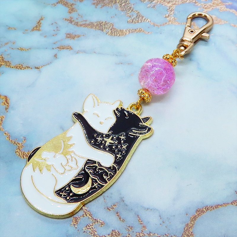 抱擁にゃんこ 白猫と黒猫が抱き合ってる可愛いチャームのキーホルダー ラベンダー・クリアのビーズ 金具変更可
