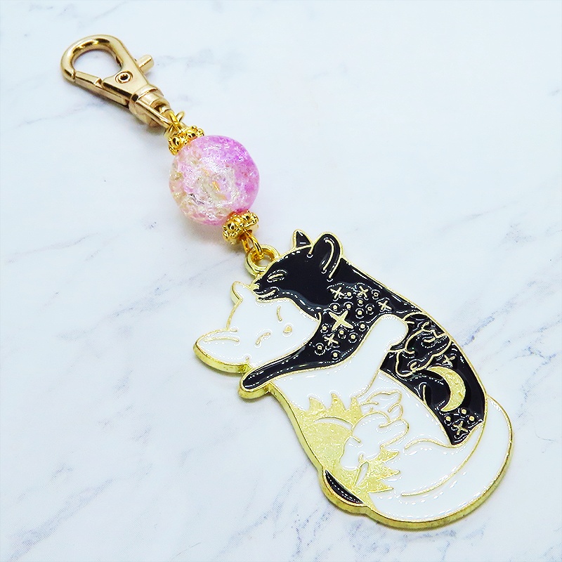 抱擁にゃんこ 白猫と黒猫が抱き合ってる可愛いチャームのキーホルダー ラベンダー・クリアのビーズ 金具変更可