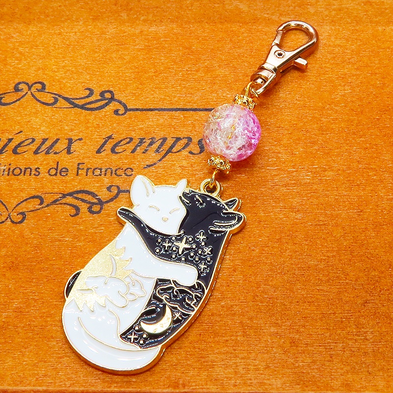 抱擁にゃんこ 白猫と黒猫が抱き合ってる可愛いチャームのキーホルダー ラベンダー・クリアのビーズ 金具変更可