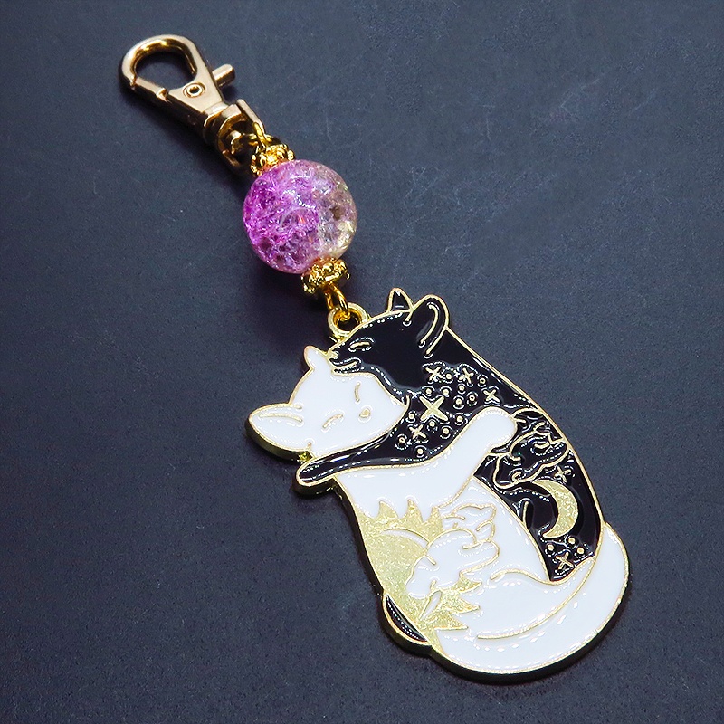抱擁にゃんこ 白猫と黒猫が抱き合ってる可愛いチャームのキーホルダー ラベンダー・クリアのビーズ 金具変更可
