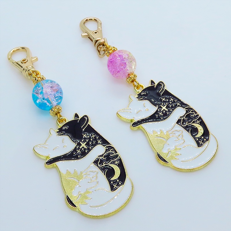 抱擁にゃんこ 白猫と黒猫が抱き合ってる可愛いチャームのキーホルダー ラベンダー・クリアのビーズ 金具変更可