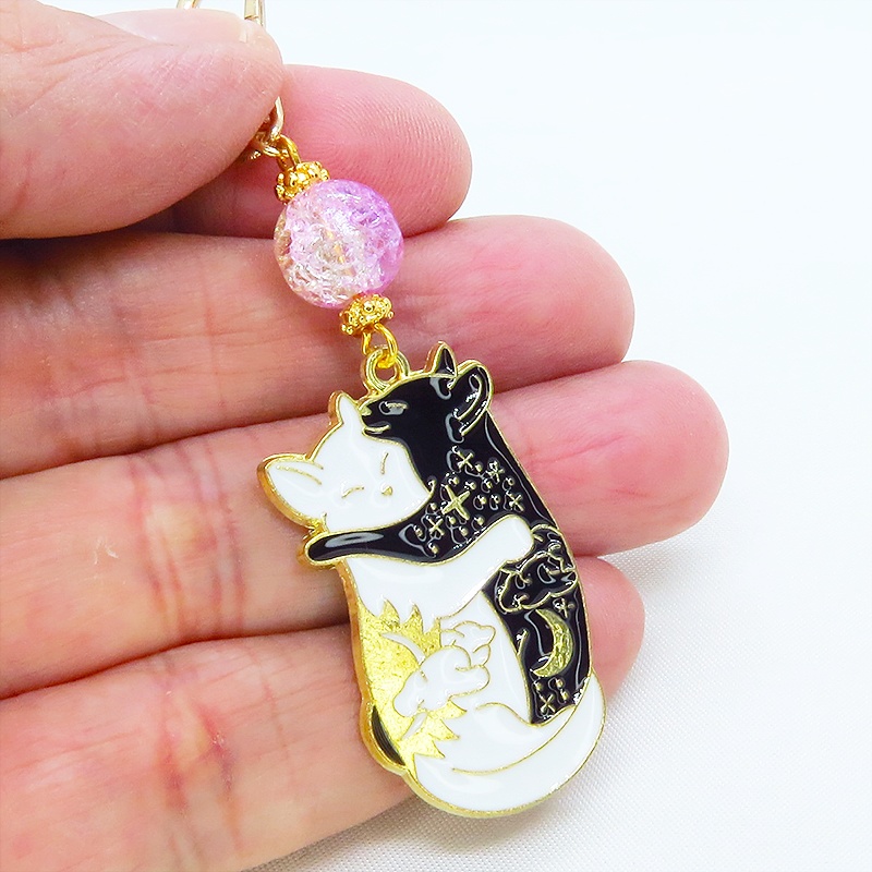 抱擁にゃんこ 白猫と黒猫が抱き合ってる可愛いチャームのキーホルダー ラベンダー・クリアのビーズ 金具変更可