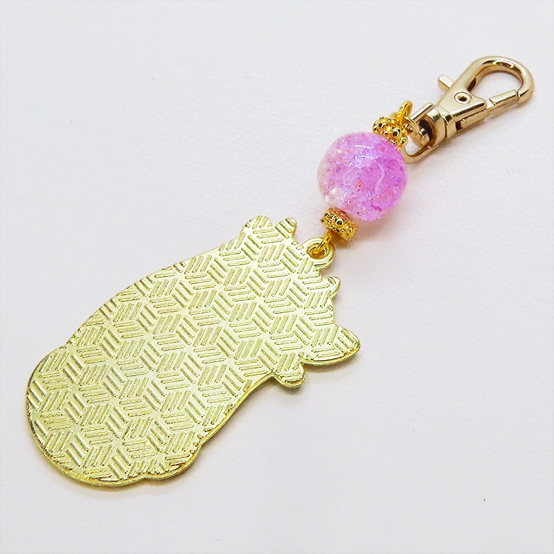 抱擁にゃんこ 白猫と黒猫が抱き合ってる可愛いチャームのキーホルダー ラベンダー・クリアのビーズ 金具変更可