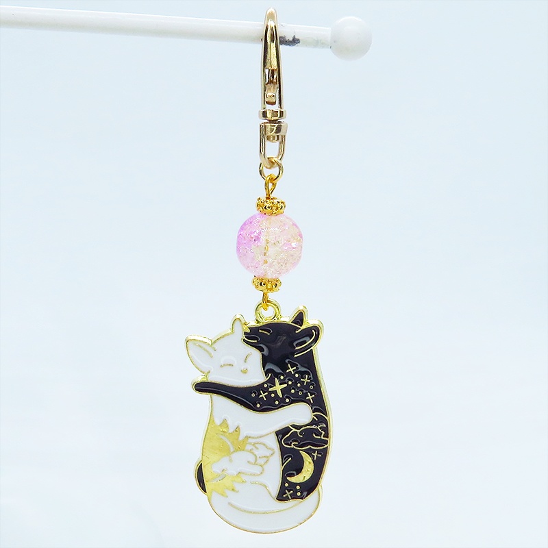抱擁にゃんこ 白猫と黒猫が抱き合ってる可愛いチャームのキーホルダー ラベンダー・クリアのビーズ 金具変更可