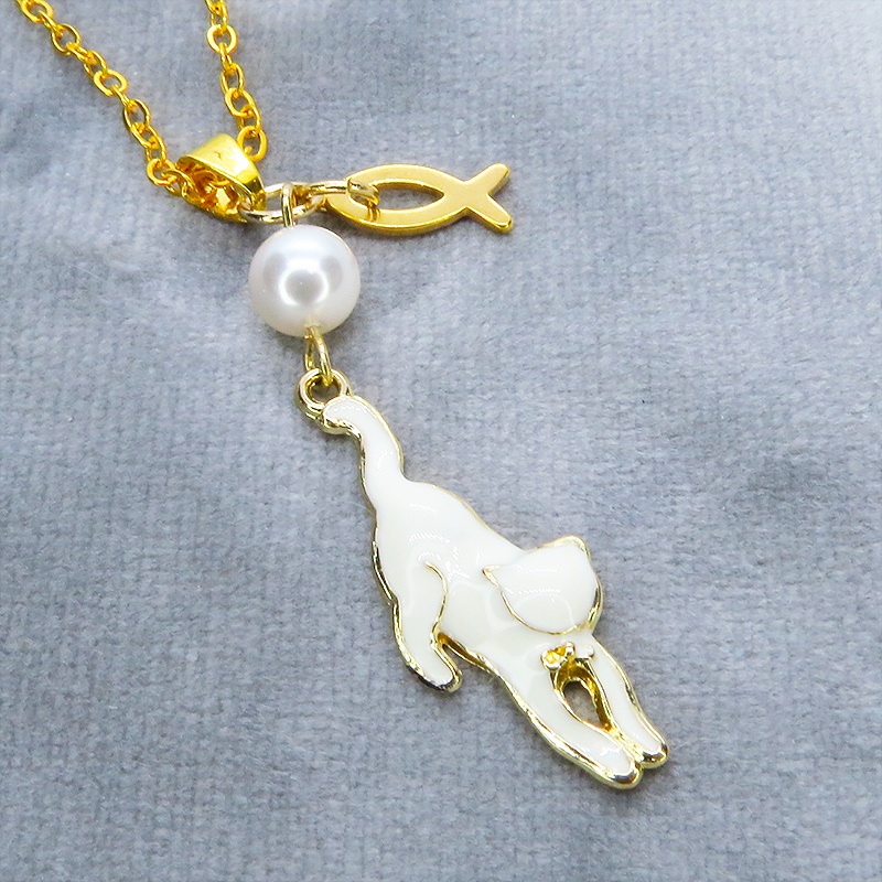ゴールドカラー くつろぎ白猫と魚チャームの大人可愛いネックレス スワロフスキーパール 長さ変更可 ステンレス可