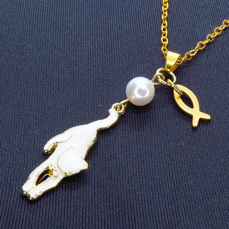 ゴールドカラー くつろぎ白猫と魚チャームの大人可愛いネックレス スワロフスキーパール 長さ変更可 ステンレス可